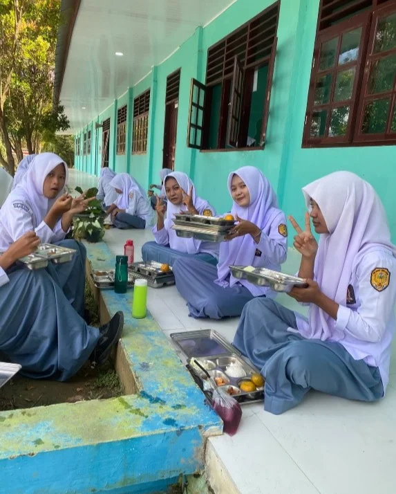 Kebersamaan Siswa Kelas X5 SMAN 1 Indra Makmu Saat Makan MBG