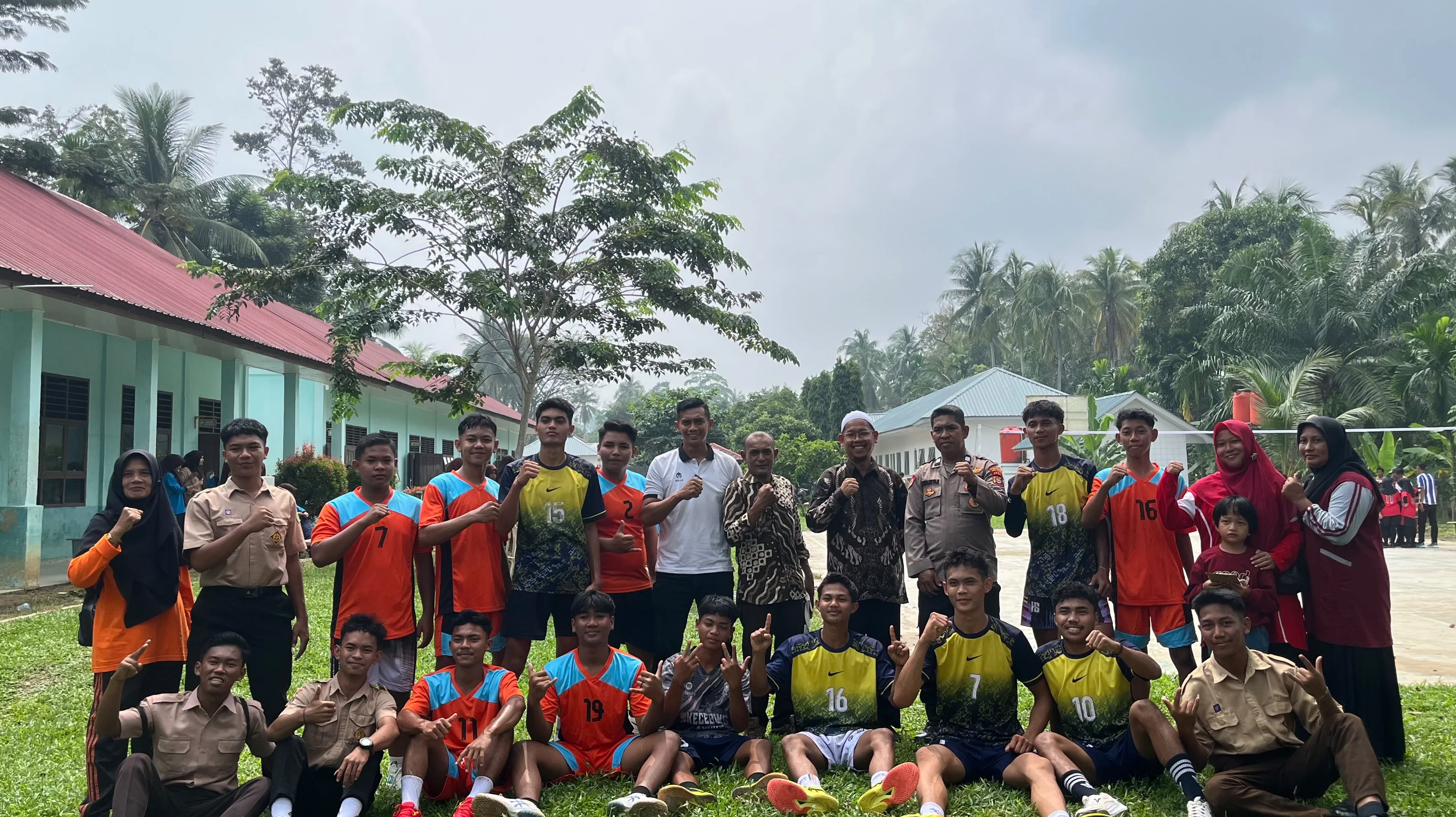 Perwakilan Kelas X 2 T. Chik Di Tiro Ikuti Turnamen Bola Voli Antar Sekolah di SMA N 1 Idi Tunong