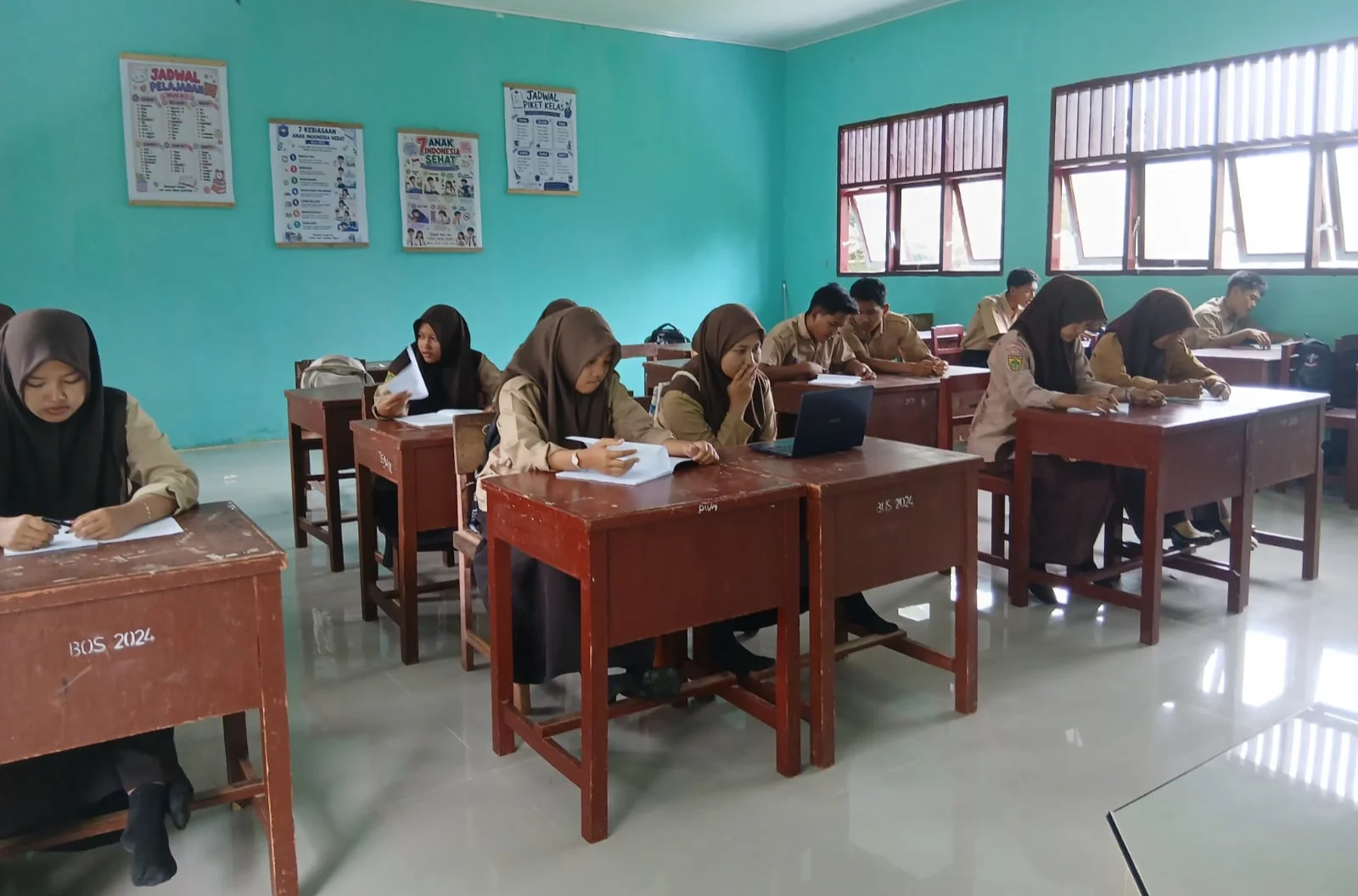 Tanamkan Rasa Tanggung Jawab Siswa Dengan Membiasakan Rutinitas Kebersihan Kelas Melalui Kegiatan Piket